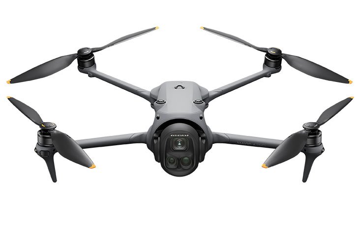 Detalizēts apskats par DJI Mavic 4 Pro – profesionālu 6K dronu ar teleobjektīvu, uzlabotu ActiveTrack un kino kvalitātes iespējām.